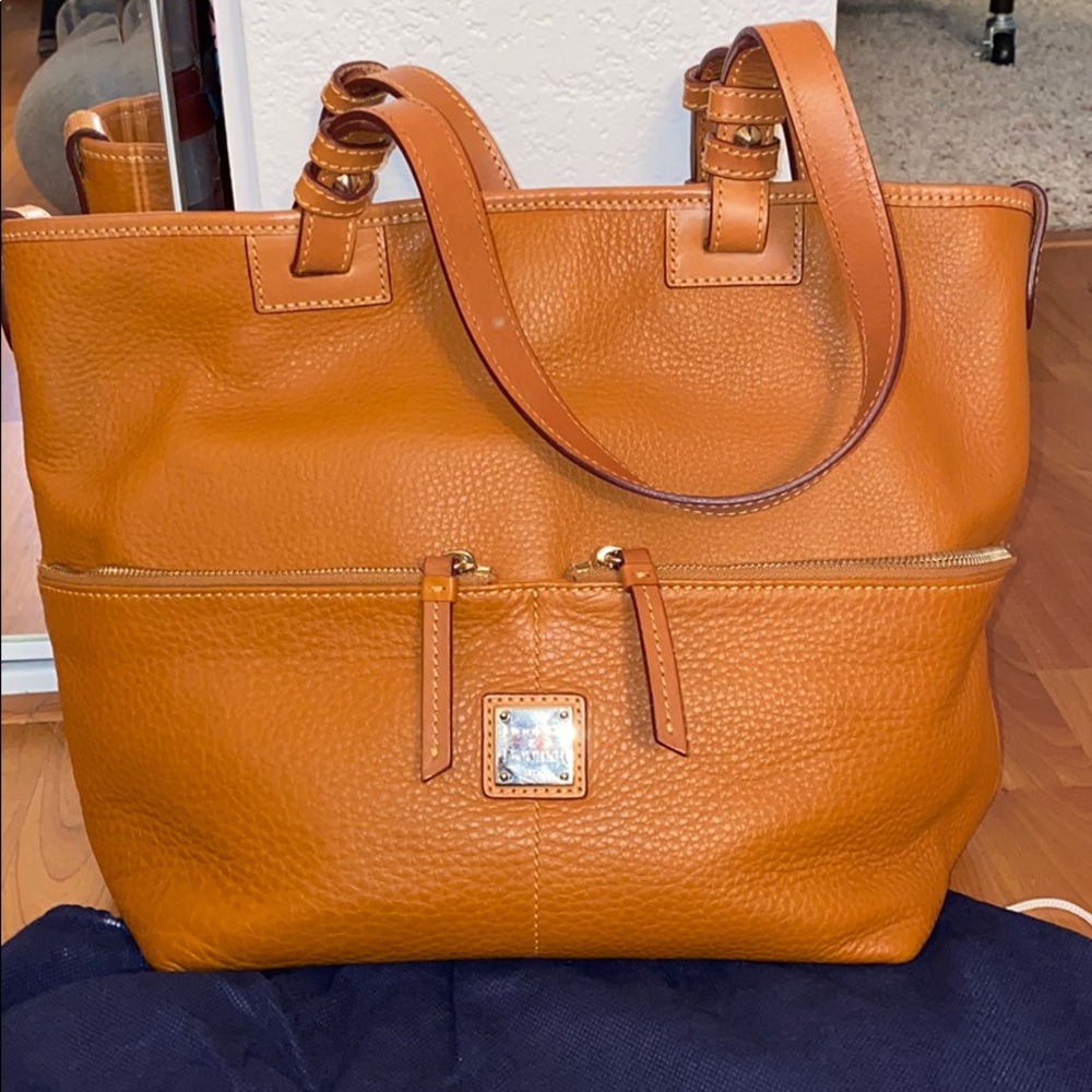 Dooney & Bourke tan shoulder bag